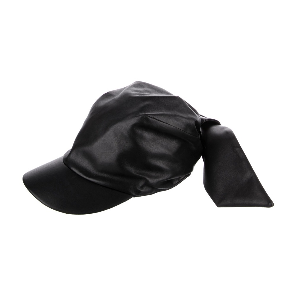 Polène Leather cap in black